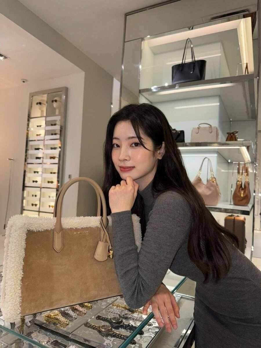 Michael Kors releases Japan-only handbag “SCARLETT”, which is also loved by global brand ambassador TWICE Dahyun