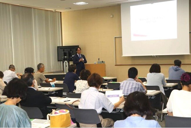 Financial Advisor Otsuka presenting inheritance measures