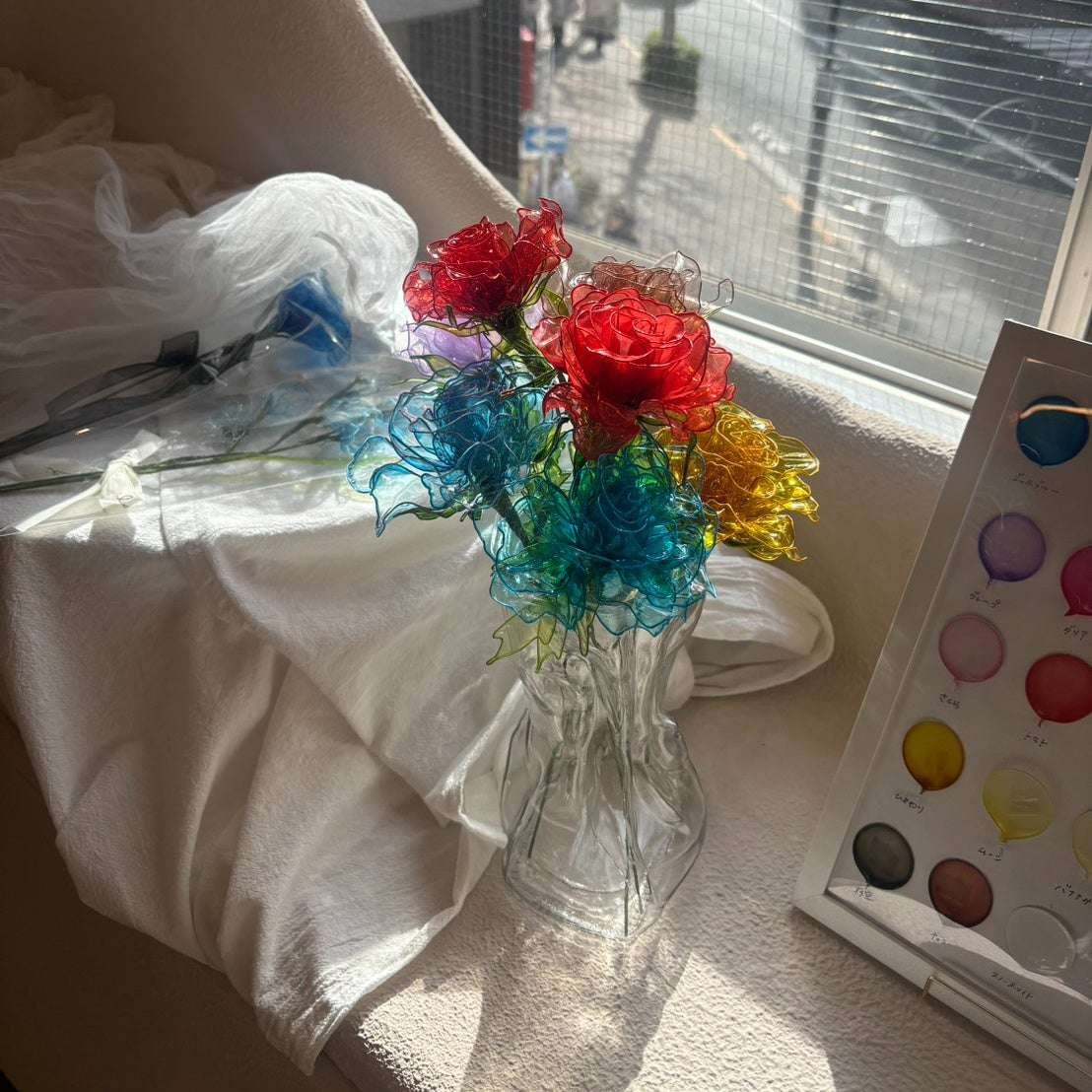 Experience the beautiful translucent “dip flower” without bringing anything with you. Craft workshop held at CREABASE Shinjuku Gyoenmae store