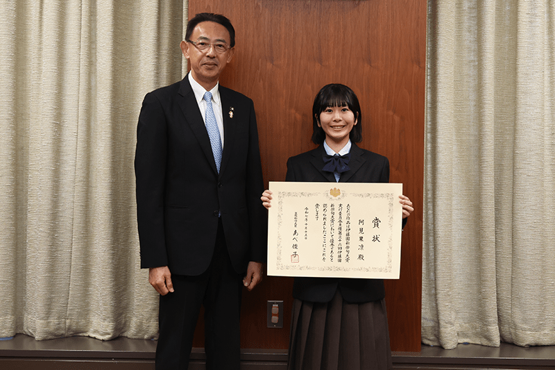 Takatsuki City Ami Karin, a first-year high school student living in Takatsuki City, reports to the mayor that she won the top prize in the New Haiku Contest.