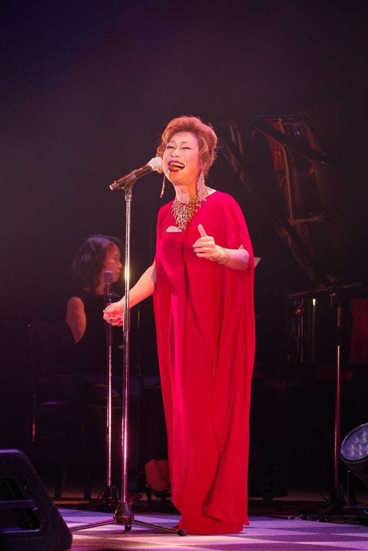 Nippon Columbia Co., Ltd. (Live Report) Singer Hidemi Sasaki performs a total of 25 songs in her autumn recital, ranging from classic chansons to Showa era pop songs.