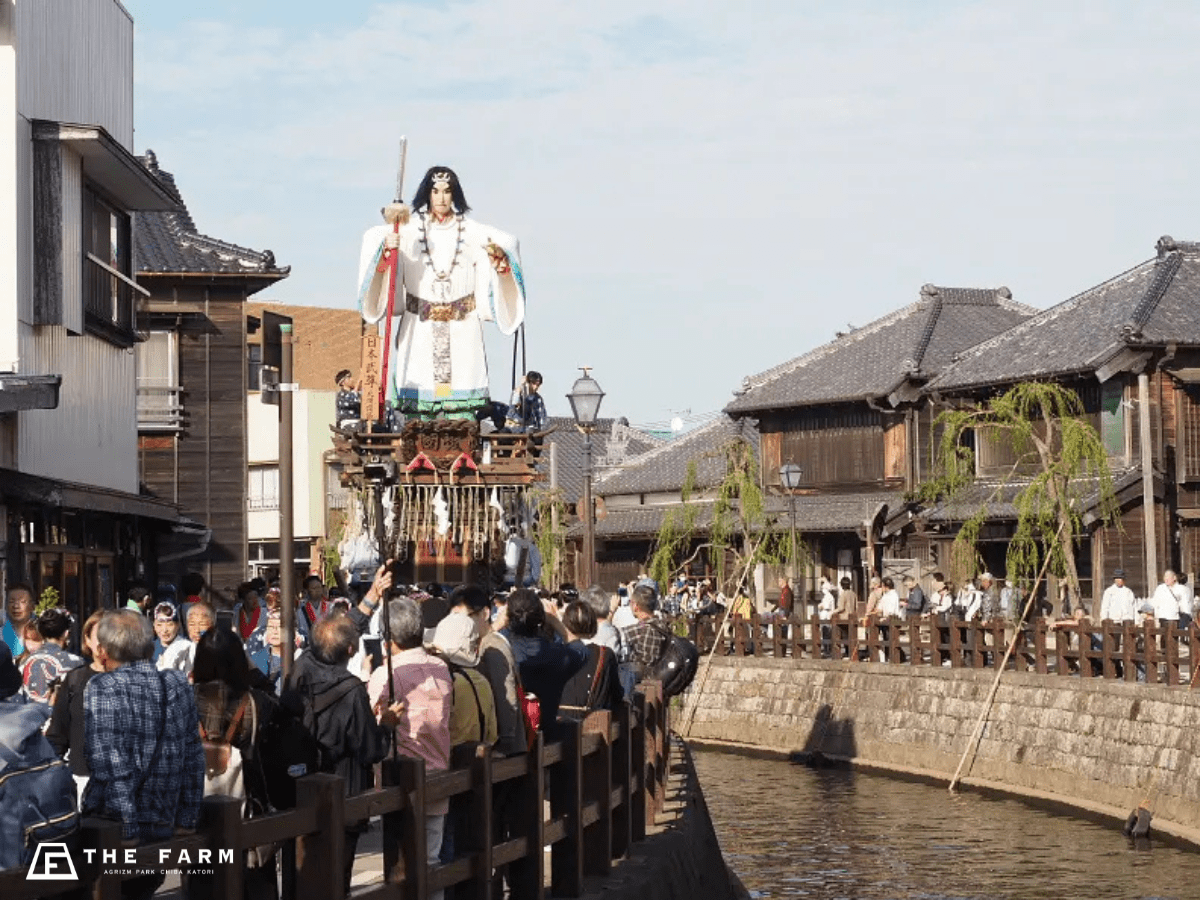 Celebrate the UNESCO Intangible Cultural Heritage “Sawara Grand Festival” Autumn Festival. Relax in the natural hot springs and sauna with a “Thank You for Your Hard Work” discount.