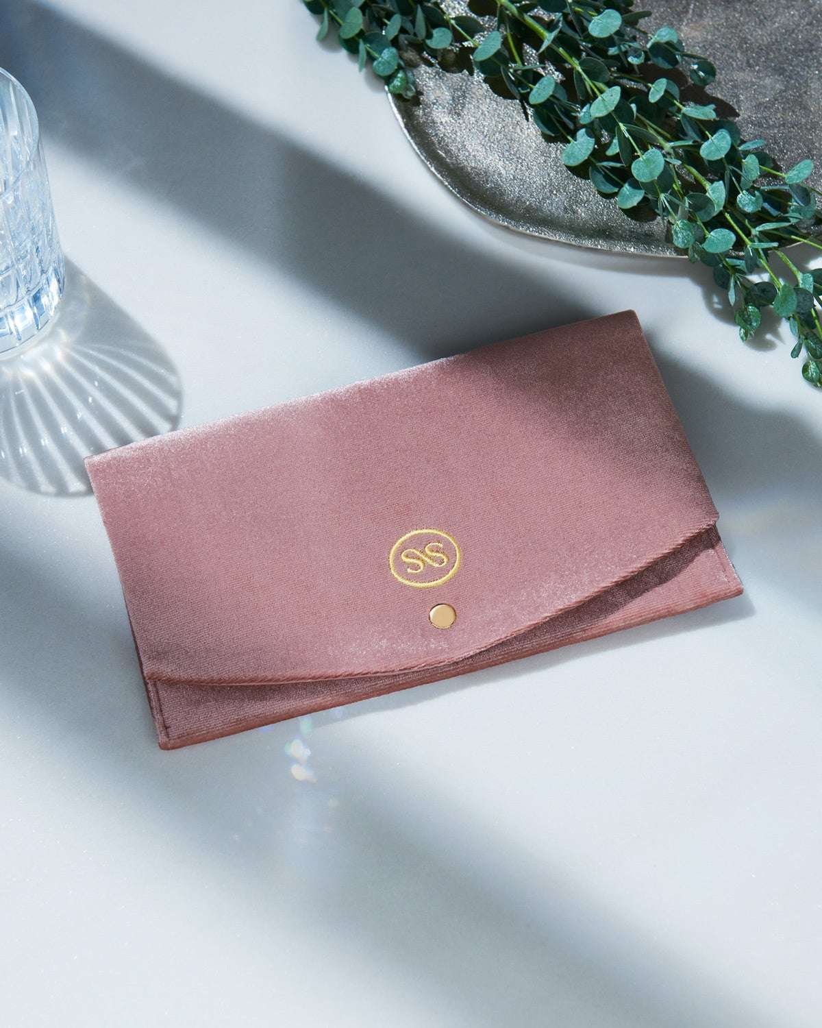 Kobunsha Inc. The December issue of “CLASSY.” (on sale October 28th) comes with a special edition bonus: a velour pouch for special occasions from “BEAMS SALON” x “CLASSY.”!
