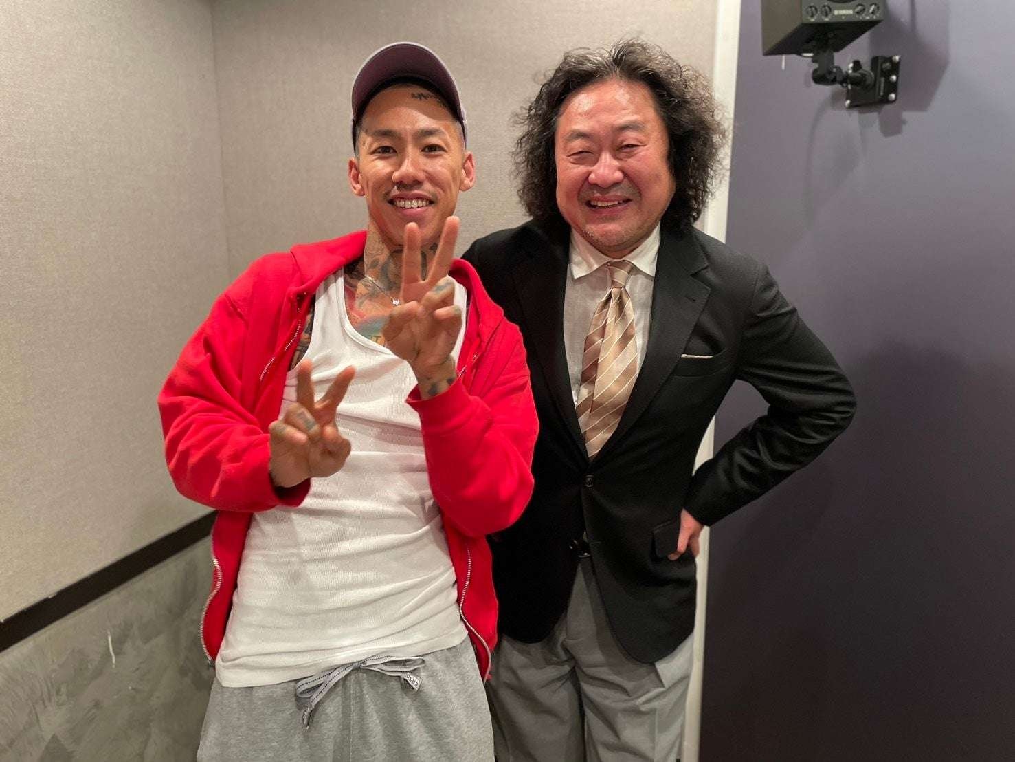Rappers Chiba Yuki and Hakase Taro have their first conversation! They talk about the origins of their creativit y, their trip to Barcelona, ​​and their decision to move to LA with an eye on the Grammys. J-WAVE “ANA WORLD AIR CUR RENT”