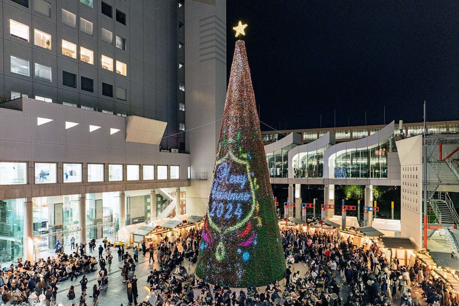 The show begins, sparkling in the night sky. Check out the special music and light program presented by the 25m-tall LED mapping tree!