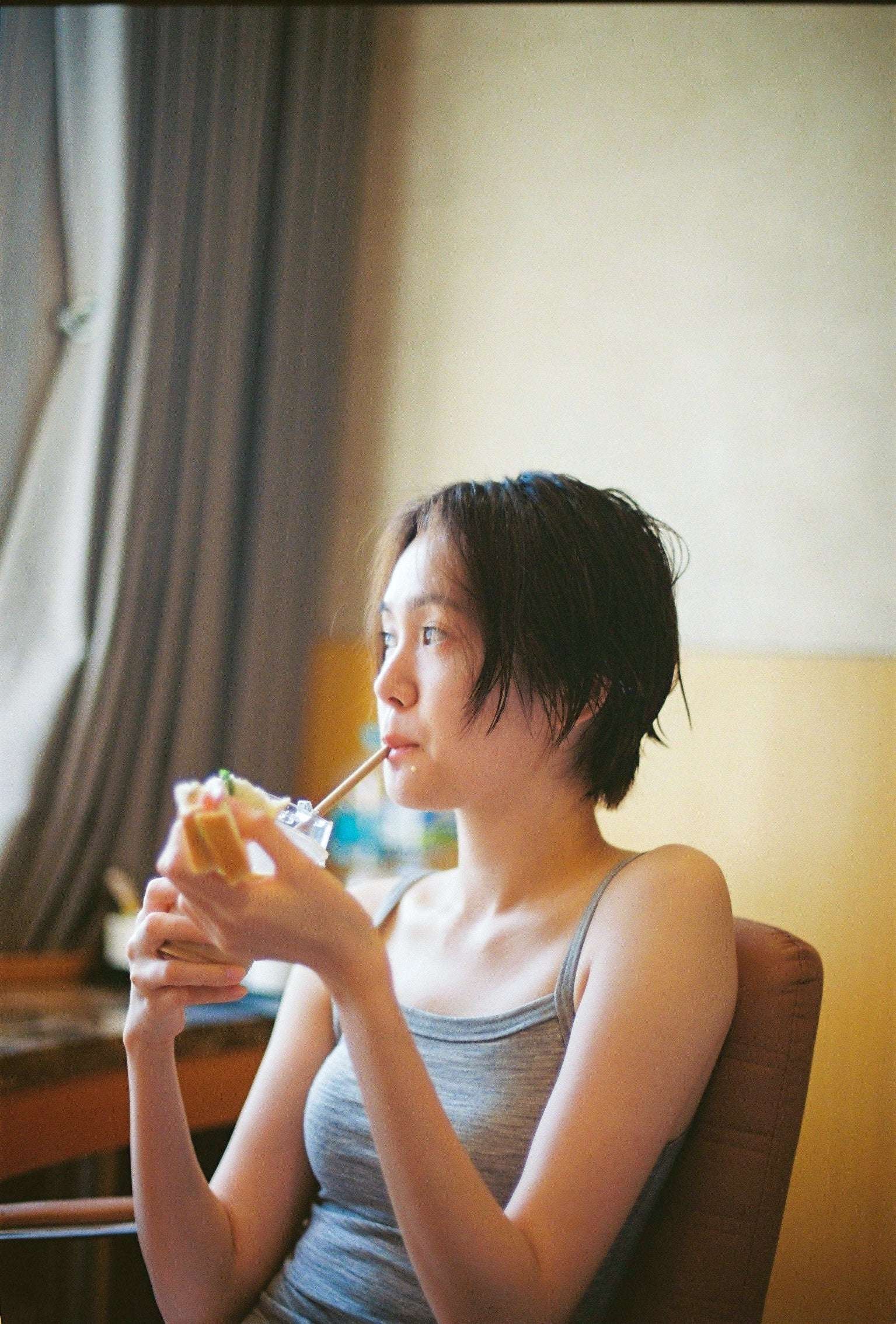 Tokyo News Service Co., Ltd. Actress Osaki Maka’s second photo book is now available! Film director Eda Yuka is the photographer, and the photos capture her eating, playing, and laughing on a trip to Korea! “He’s brought out Osaki’s true self to th