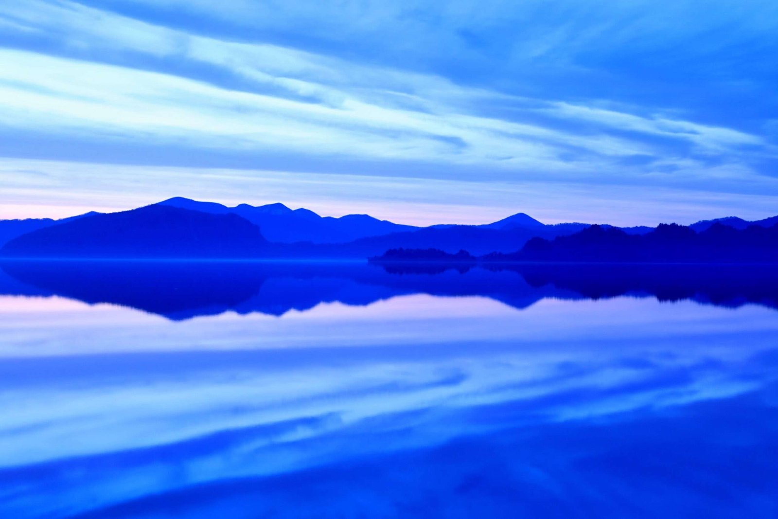 TOWADA TRAVEL Discover the beauty of each individual from Lake Towada! The 39th Lake Towada Four Seasons Photo Contest is accepting submissions until January 5th!