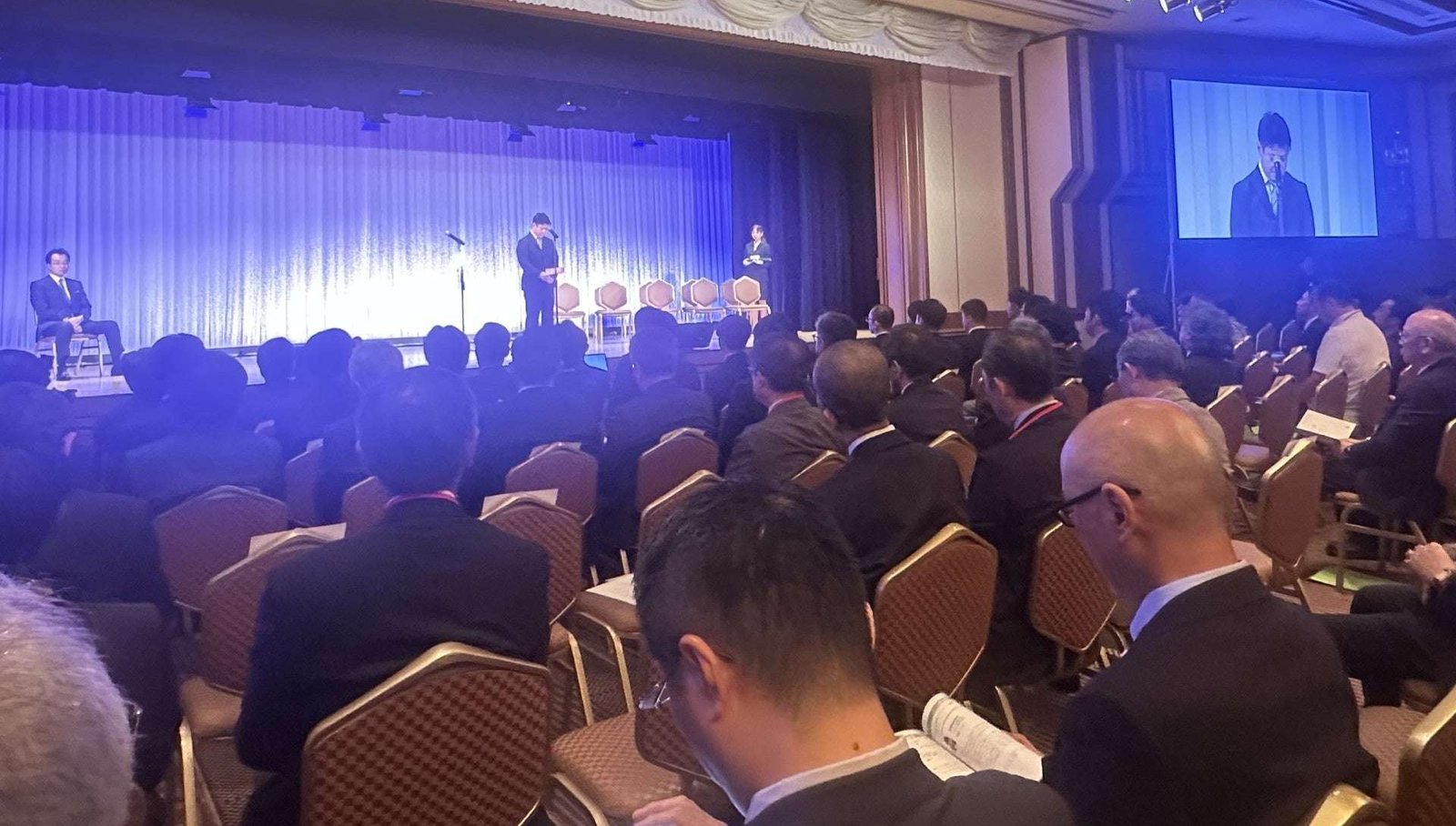 Asahi Shimbun receives Association Award at Newspaper Conference for series of special reports on Japan Post